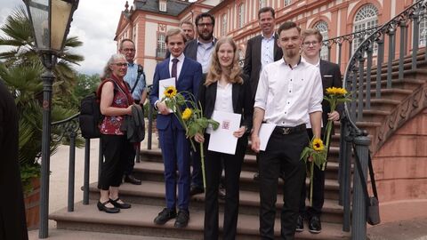 Prüflinge mit Zeugnis und Kollegen auf der Treppe des Biebricher Schlosses