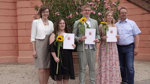 Prüflinge mit Zeugnis und Kollegen vor der Treppe des Biebricher Schlosses