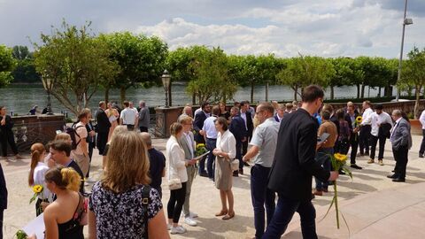 Menschen laufen auf dem Platz vor der Schlosstreppe