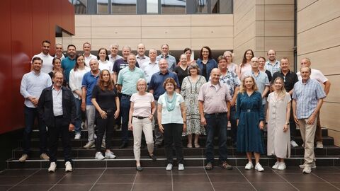 Mehrere Menschen auf einer Treppe