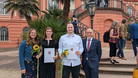 4 Personen vor dem Biebricher Schloss