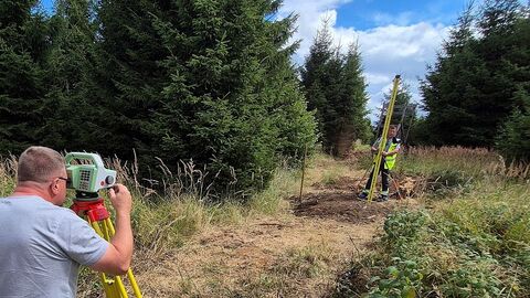 Hoher Meißner hat neue offizielle Höhe 2 Personen mit Instrumenten vermessen im Wald