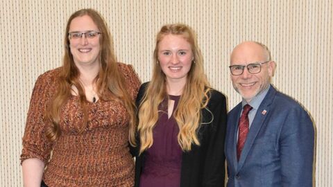 Frau Kopitzke, Frau Saleski und Herr Mause vor einer hellen Wand