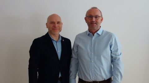 Herr Mause und Herr Kramm stehen nebeneinander vor hellem Hintergrund