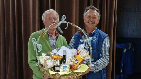 Überreichung eines Präsentkorbes an Herrn Wilhelm Kredel 