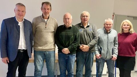 6 Personen nebeneinander vor einer Wand