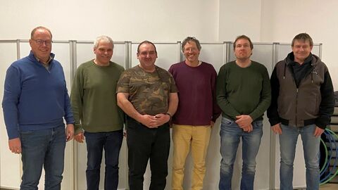 6 Personen vor einer Wand