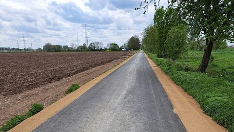 Asphaltierter Weg in gutem Zustand