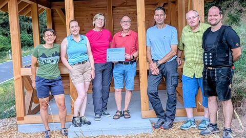 7 Personen vor einer Schutzhütte
